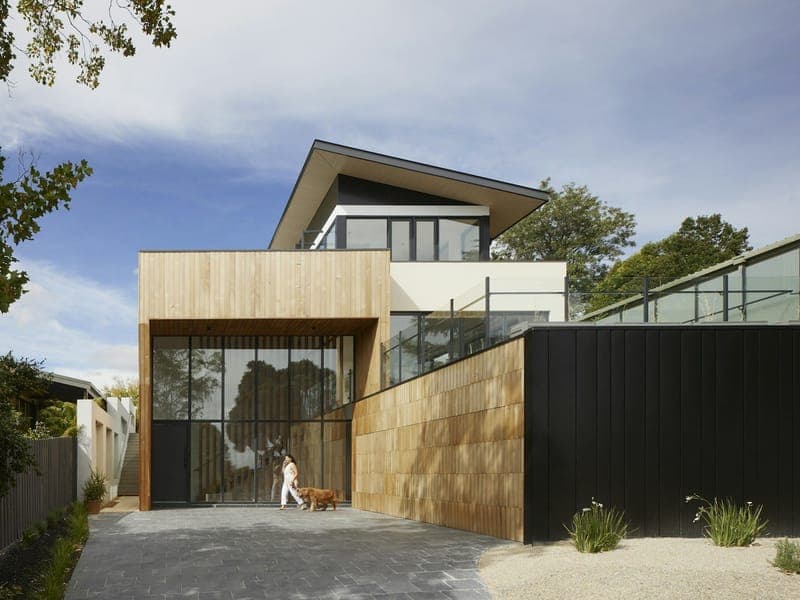Fachada de casa contemporânea com revestimento em madeira