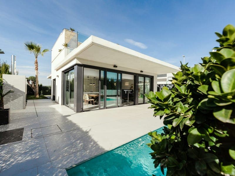 Casa térrea com piscina e área externa