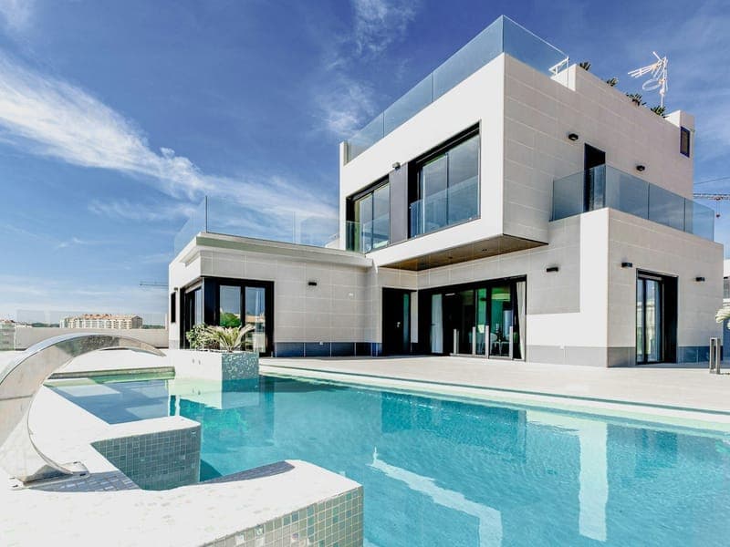 Casa branca moderna com piscina
